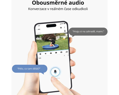 Smartphone zobrazuje funkci obousměrného audia bezpečnostní kamery s výhledem do zahrady.
