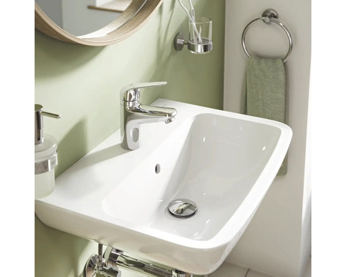 Umyvadlo s baterií, dávkovač mýdla, kelímek na zubní kartáčky a držák na ručníky v koupelně