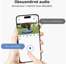 Držení chytrého telefonu s ukázkou obousměrné audio funkce aplikace bezpečnostní kamery.