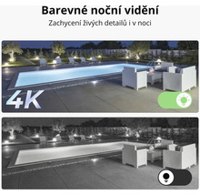 Zobrazení bazénu se zahradním nábytkem v noci se zaměřením na barevné a černobílé noční vidění.