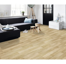 Světlý obývací pokoj s laminátovou podlahou se vzhledem dřeva, pohovkou a dekoracemi