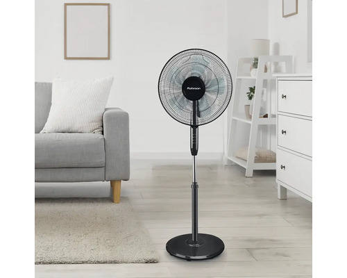 Ventilátor v obývacím pokoji s pohovkou a komodou