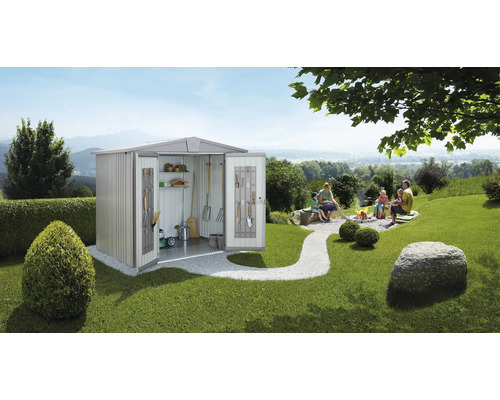 Plechový zahradní domek Biohort Europa 4 vel. 224 x 224 cm stříbrný metalický Scéna s kovovým zahradním domkem s otevřenými dveřmi, zobrazující zahradní nářadí a police, s rodinou odpočívající u táboráku na zahradě