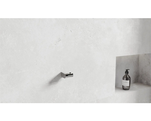 Scéna s háčkem na ručníky a dávkovačem mýdla v koupelně