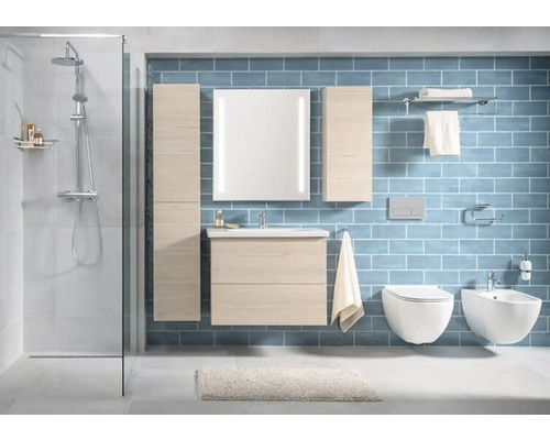 Moderní koupelna se sprchou, umyvadlem, zrcadlem, toaletou a bidetem