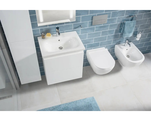 Moderní koupelna s umyvadlovou skříňkou, toaletou a bidetem