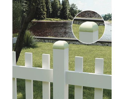 Bílý zahradní plot s řekou v pozadí