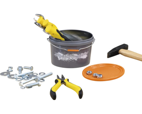 Kbelík na nářadí s klíčem, kladivem, kleštěmi, šrouby a maticemi