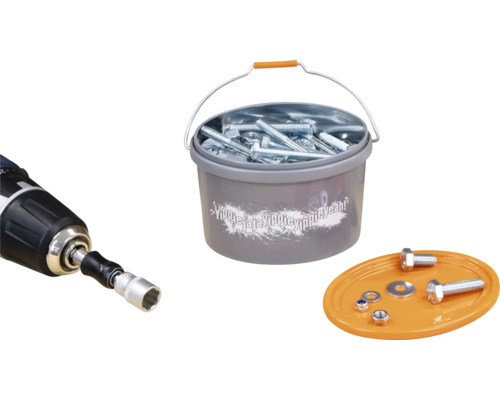 Akumulátorový šroubovák, šrouby a matice v kbelíku a na polici