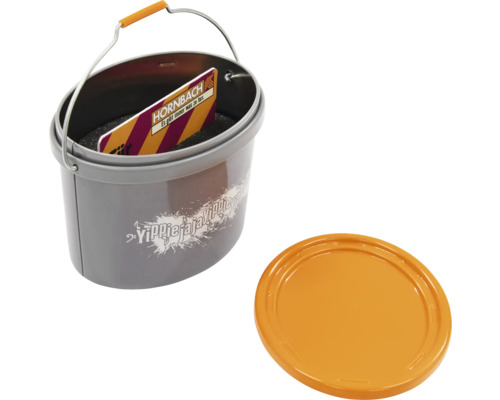 Plastový kbelík s víkem a rukojetí