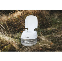 Přenosná kempingová toaleta ve venkovním prostředí