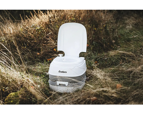 Přenosná kempingová toaleta ve venkovním prostředí