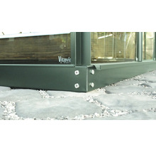 Detailní pohled na skleník s hliníkovým rámem a skleněnými panely na kamenné podlaze. Logo Vitavia.