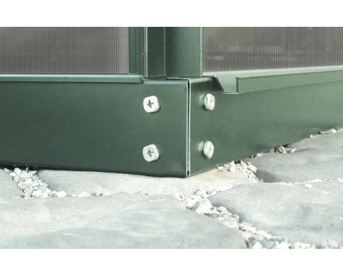 Detail konstrukce skleníku s šroubovým upevněním k základu