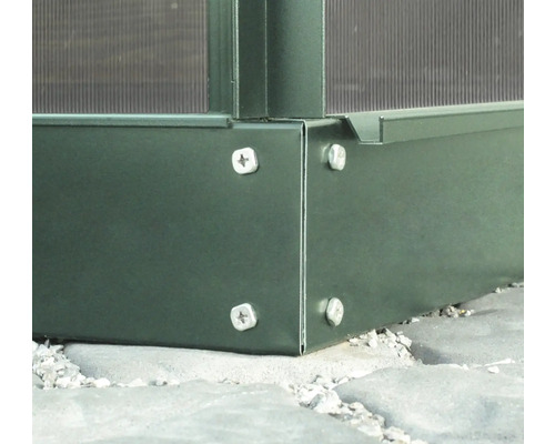 Detail rohu skleníku se šrouby