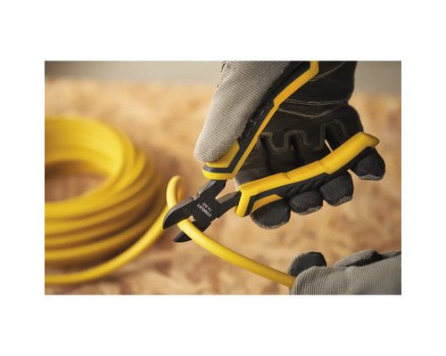 Ruka v pracovní rukavici stříhá žlutý kabel pomocí štípacích kleští.