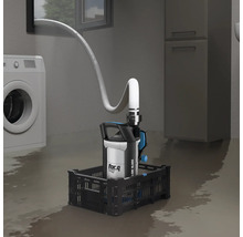 Sklepní místnost s pračkou, skříní a ponorným čerpadlem v černé bedně, které odčerpává vodu.