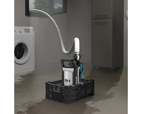 Sklepní místnost s pračkou, skříní a ponorným čerpadlem v černé bedně, které odčerpává vodu.