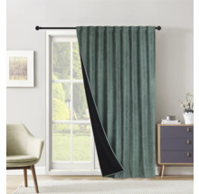 Pohled na šedý zatemňovací závěs před oknem.