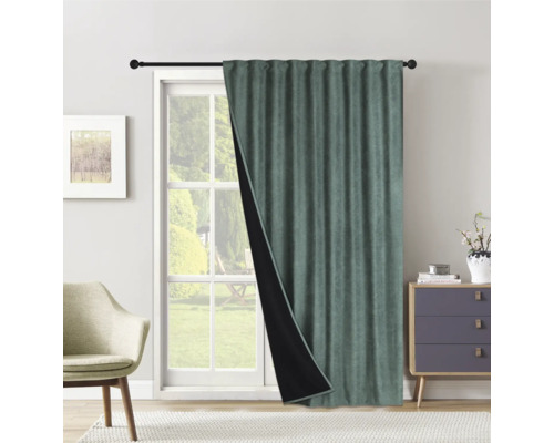 Pohled na šedý zatemňovací závěs před oknem.