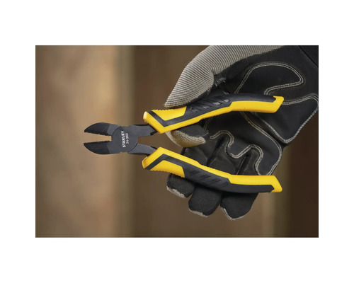 Boční štípací kleště Stanley v ruce s ochrannou rukavicí