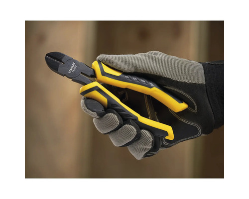 Ruka v pracovní rukavici drží boční štípací kleště Stanley.