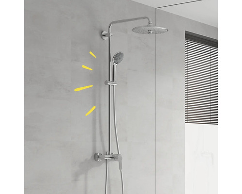 Sprchový systém s hlavovou a ruční sprchou v koupelně