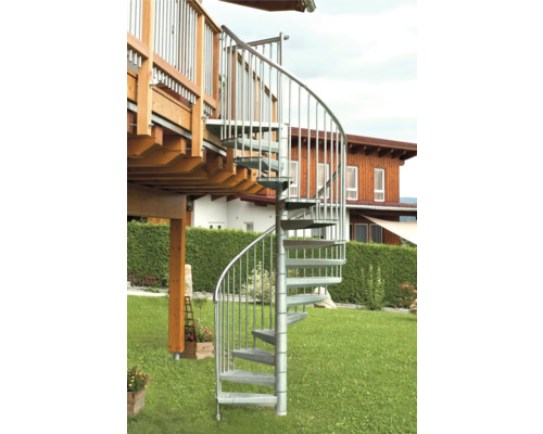 Kovové točité schodiště vede z terasy do zahrady.