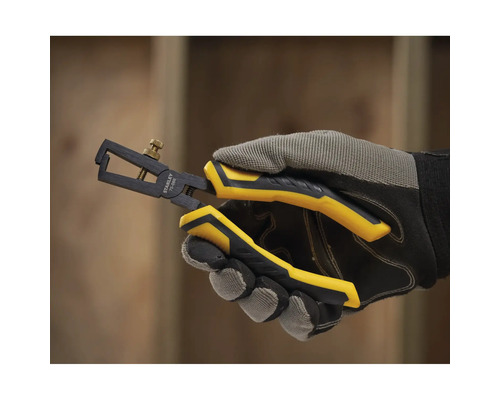 Ruka v rukavici drží odizolovací kleště Stanley.
