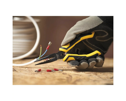 Ruka v rukavici manipuluje s kabelem pomocí kombinovaných kleští Stanley.