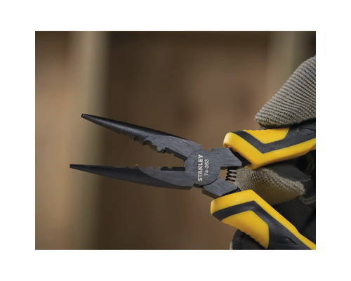 Kleště Stanley se žlutou rukojetí v ruce s pracovními rukavicemi.