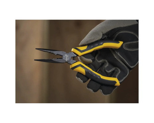 Kombinované kleště Stanley v ruce s pracovní rukavicí