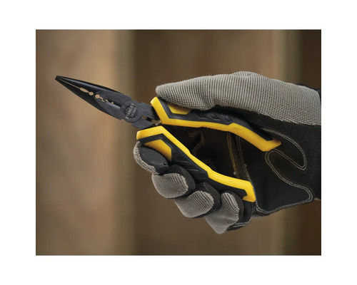 Ruka v pracovní rukavici drží kleště s jehlovým nosem Stanley.