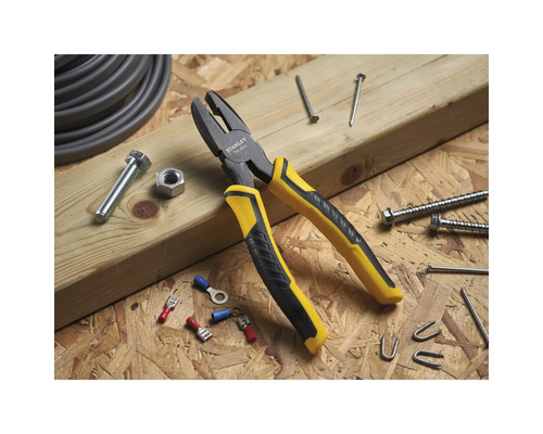 Kombinované kleště s logem Stanley se šrouby, hřebíky a kabelovými oky na dřevěném povrchu