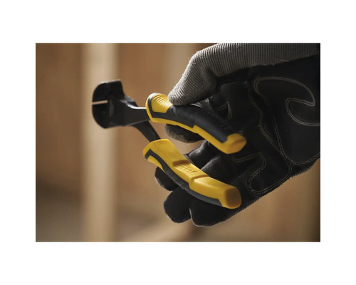 Ruka v rukavici drží štípací kleště