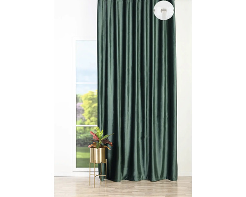 Dekorativní tmavý závěs před oknem s pokojovou rostlinou na stojanu na rostliny.