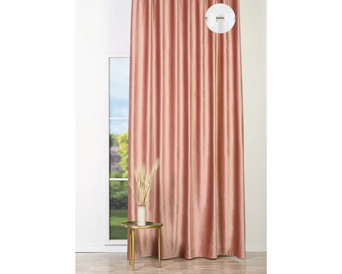 Dekorativní šály se závěsem na řasící pásku před oknem