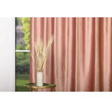 Dekorativní uspořádání se závěsem, vázou a obilnými klasy