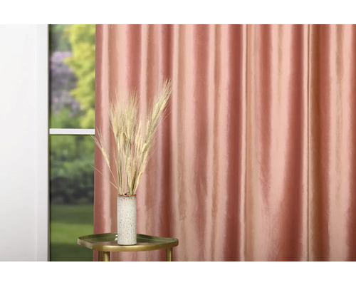 Dekorativní uspořádání se závěsem, vázou a obilnými klasy