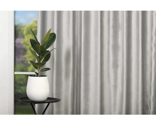 Dekorativní obytné prostředí se závěsem, stolem a hrnkovou rostlinou