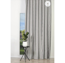 Šedý závěs vedle okna s malým stolem a pokojovou rostlinou