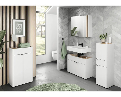 Koupelna se skříňkou s umyvadlem, zrcadlovou skříňkou a vysokou skříňkou ve světlém designu