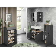 Světlá koupelna s umyvadlem, zrcadlovou skříňkou a koupelnovým nábytkem v moderním designu