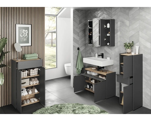 Světlá koupelna s umyvadlem, zrcadlovou skříňkou a koupelnovým nábytkem v moderním designu