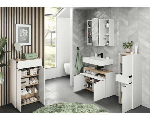 Koupelna s umyvadlem, zrcadlovou skříňkou, koupelnovým nábytkem a úložnými řešeními v moderním designu.