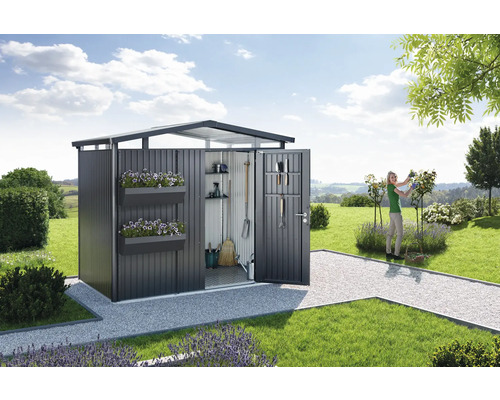 Otevřená zahradní kůlna na zahradě s policemi, truhlíky a zahradním nářadím