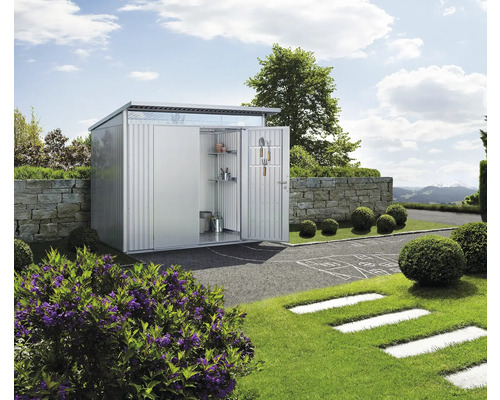 Kovový zahradní domek s otevřenými dveřmi na zahradě