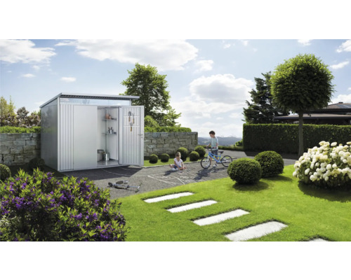 Zahradní scéna s kovovým zahradním domkem, hrajícími si dětmi a trávníkem