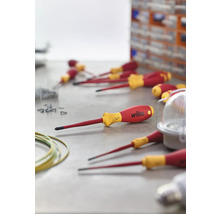 Několik šroubováků Wiha na pracovní lavici