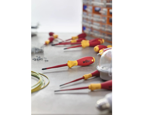 Několik šroubováků Wiha na pracovní lavici